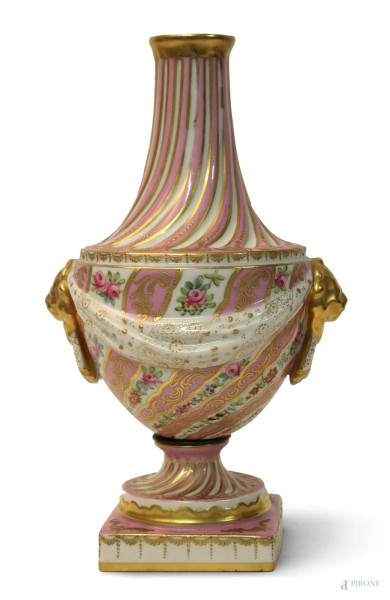 Vaso in porcellana dipinta con drappeggio e teste leonine a rilievo, H 32 cm, marcato.