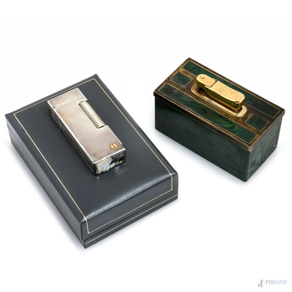 Lotto di due accendini: un Dunhill e un accendino o da tavolo con struttura in malachite e argento, XX secolo, (segni di usura, da revisionare)
