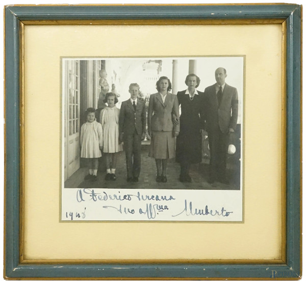 Fotografia d'epoca raffigurante Umberto II di Savoia con la moglie e i figli, cm 12x13,5, entro cornice.