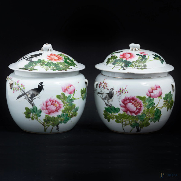 Coppia di potiche in porcellana bianca con decori a fiori e volatili con ideogrammi. Cina, XX secolo, altezza cm 20, (segni di usura, felature, sbeccature, difetti)