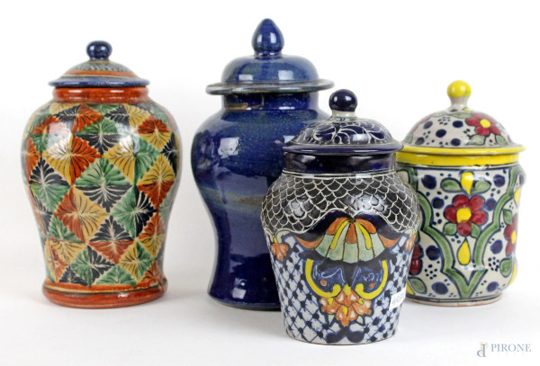 Lotto di quattro vasi in ceramica policroma, arte messicana, XX secolo, altezza max cm 28 (restauri)