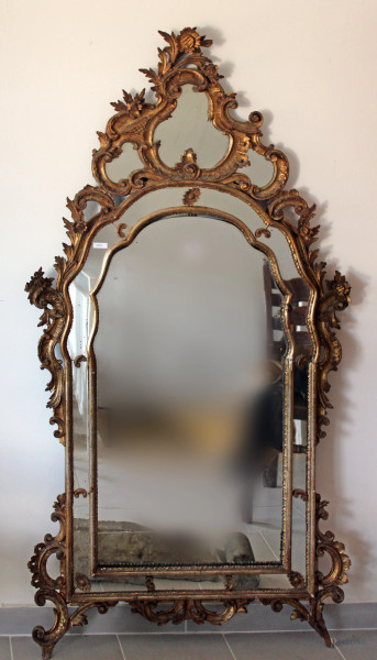 Specchiera in legno intagliato e dorato, cm 150x80.