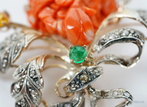 Spilla in oro 9 KT ed argento 800, realizzata con corallo lavorato a foggia di rosa avvolta da un...