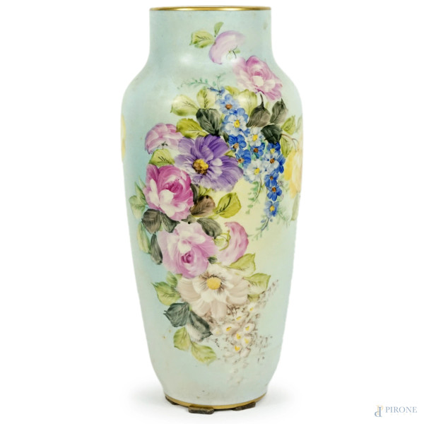 Vaso in porcellana Limoges, XX secolo, a smalti policromi, con decoro a bouquet di fiori, profili dorati, cm h 30,5