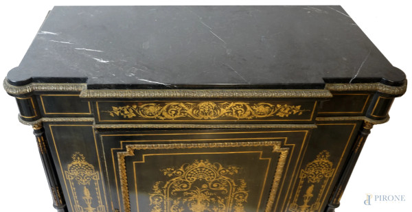 Credenza Napoleone III, fine XIX secolo, in legno ebanizzato ornato da decori dorati. Piano in ma...