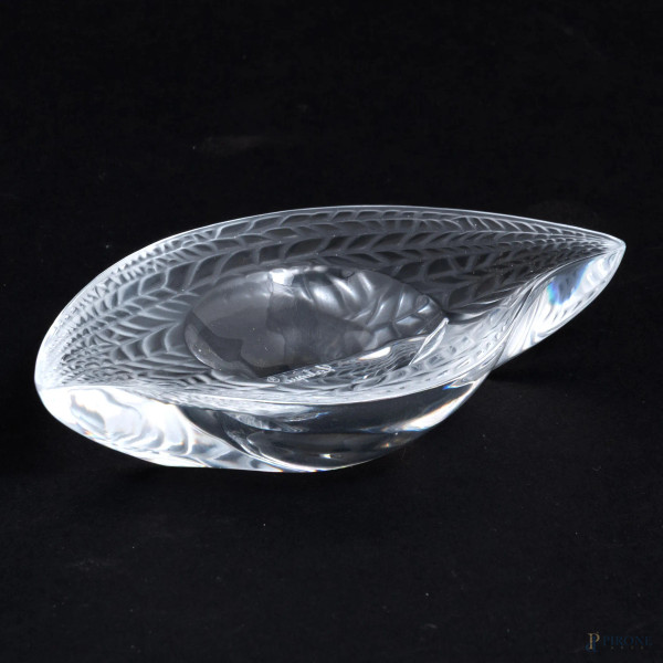 Posacenere Lalique a guisa di foglia, XX secolo, cm 11x7,5, firmato a graffio alla base, (segni di usura)