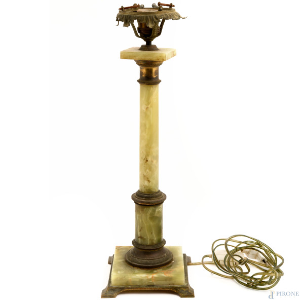 Candeliere a foggia di colonna in onice e bronzo montato a lampada, XX secolo, altezza cm 50, (difetti)