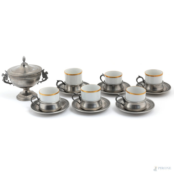 Servizio da caffè in porcellana e peltro composto da zuccheriera, 6 tazzine, 6 portatazzine e 6 piattini, XX secolo, altezza massima 5,5, diametro cm 10, (segni di usura, difetti)