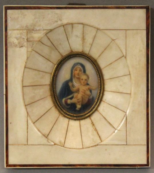 Miniatura raffigurante Madonna con bambino, in avorio, H. max. 10 cm., XIX sec., entro cornice.