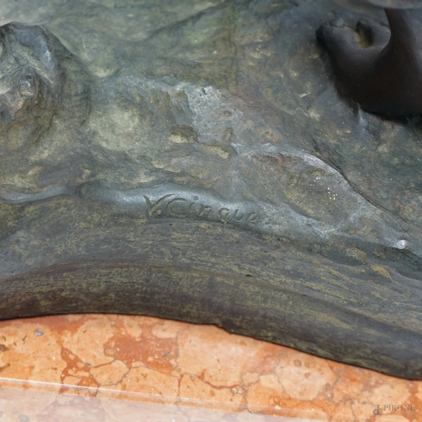 Scultura in bronzo rappresentante un pastorello, firmata V. Cinque, base in marmo, altezza cm 76