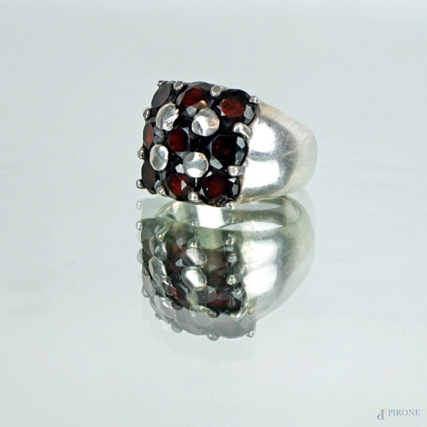 Anello in argento 925 e granati color bordeaux, cm 1,5x2,5.