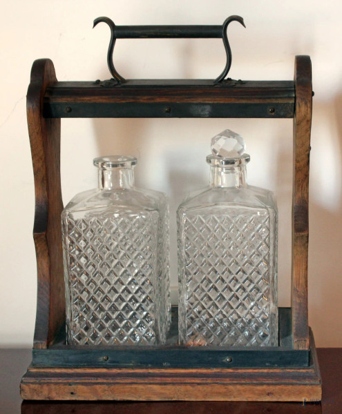 Porta bottiglie in legno con due bottiglie in cristallo, altezza 32 cm, (mancante tappo).
