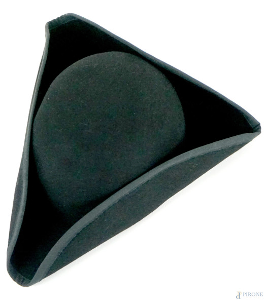 Tricorno nero, cm 13x31x32, (segni di utilizzo).