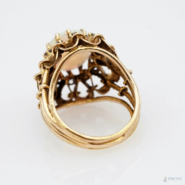 Anello in oro 14 Kt con 12 diamanti e un opale centrale cabochon, misura 10, peso gr. 6.6