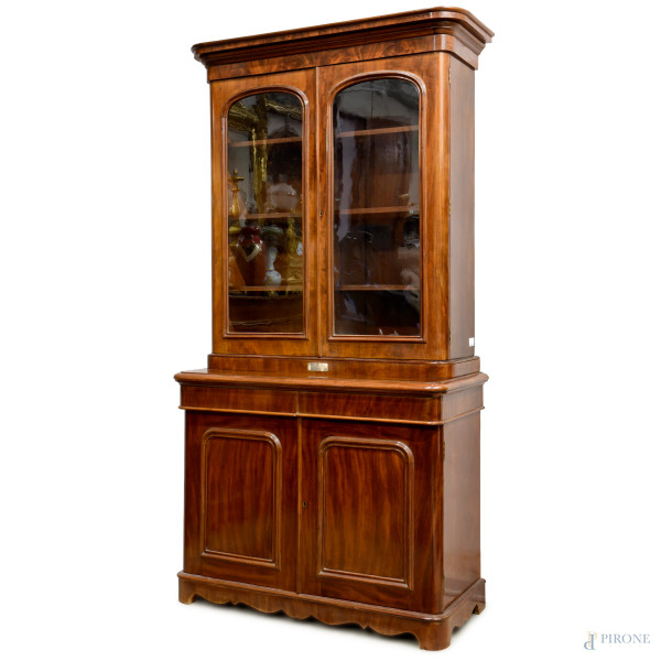 Bookcase in piuma di mogano  con corpo superiore e inferiore rispettivamente caratterizzati da duplice sportello a vetrina, XX secolo, cm 229x115x53,5, (difetti)