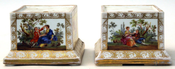 Coppia di basi in porcellana dipinta, marcati, cm 8,5x12, primi &#39;900.
