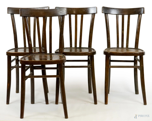 Quattro sedie in noce,  prima metà XX secolo, con schienali a giorno, cm h 85,5, (difetti)