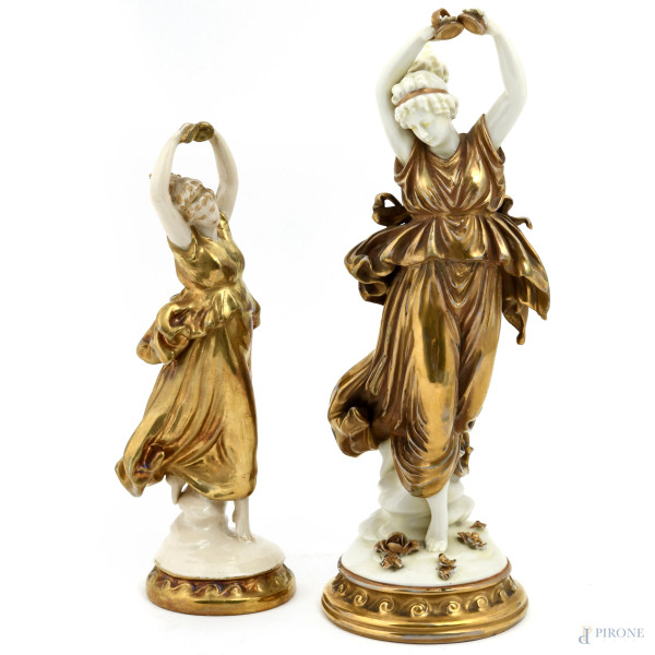 Lotto di due sculture in porcellana bianca con particolari dorati raffigurante danzatrici, altezza massima cm 25, (segni di usura)