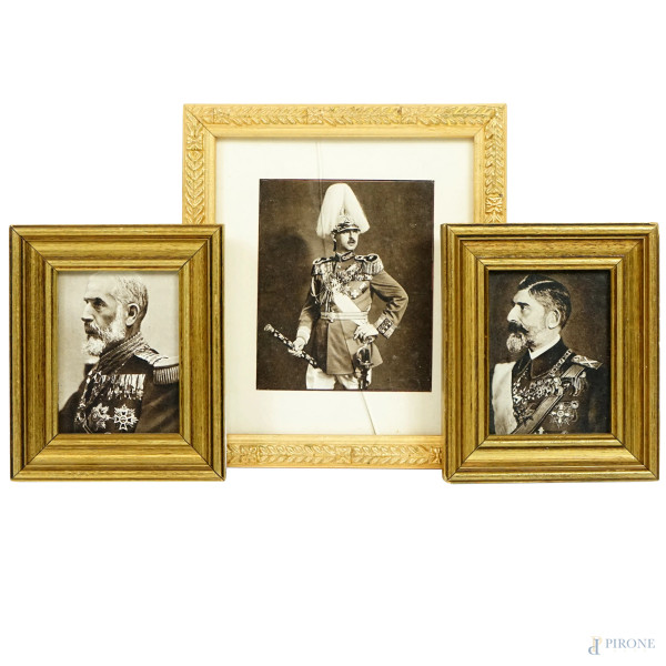Lotto di tre stampe fotografiche raffiguranti Ritratti reali di Romania, misure max cm 10x8,5, XX secolo, entro cornici