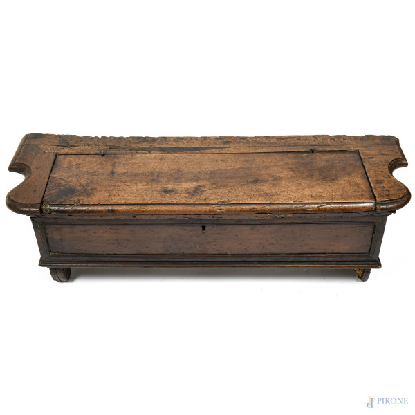 Panchetta in noce, XVIII-XIX, cm 37,5x113x33, (segni di usura, scalfiture, rotture, fori di tarlo...