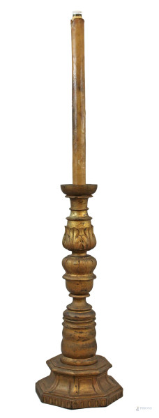 Lampada da terra in legno intagliato e dorato, XIX secolo, cm h 147.