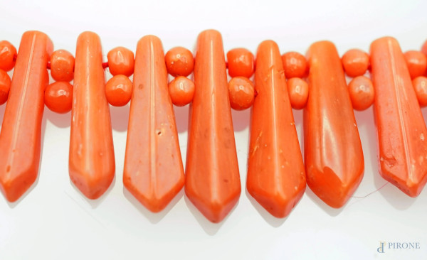 Girocollo in corallo con chiusura in oro 750, lunghezza cm 40,5, peso gr. 18