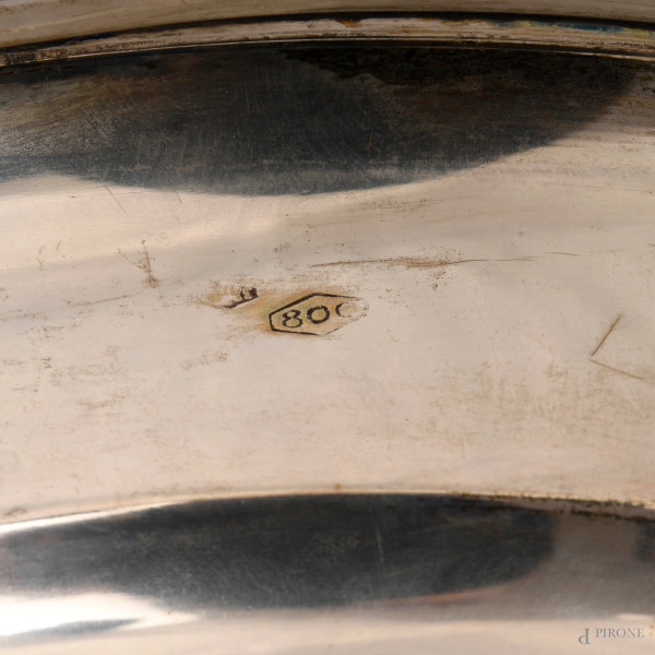 Lotto composto da 2 piatti circolari in argento, XX secolo, diametro massimo cm 30, peso totale g...