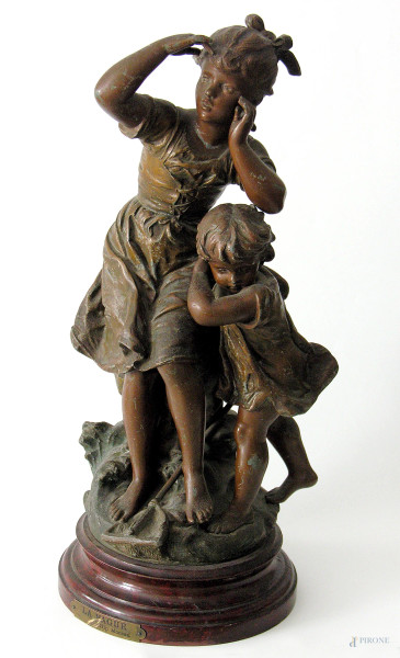 Hippolyte François Moreau (1832-1927), scultura in metallo a patina bronzo raffigurante due fanciulle, firmato Hipp. Moreau alla base.