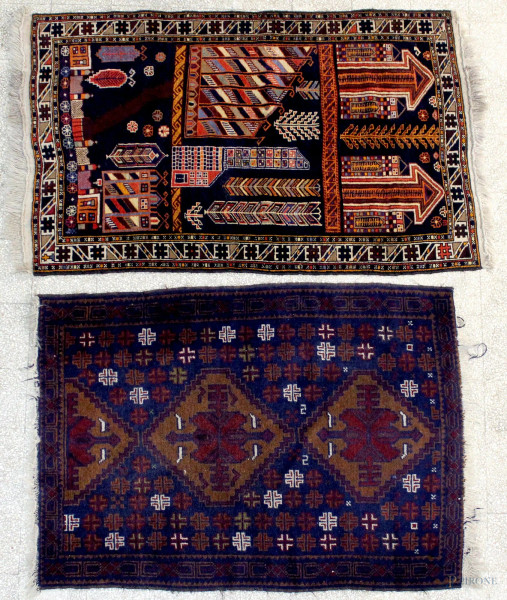 Lotto composto da due tappeti diversi, misura massima 145x88 cm.