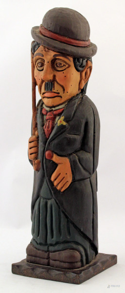 Portabottiglie, scultura in legno policromo a soggetto di Charlie Chapli, h. 48 cm.