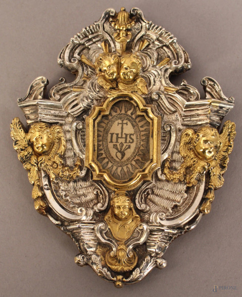Porta reliquie in argento sbalzato,cesellato e dorato con testine di cherubini a rilievo, bolli stato pontificio H.12