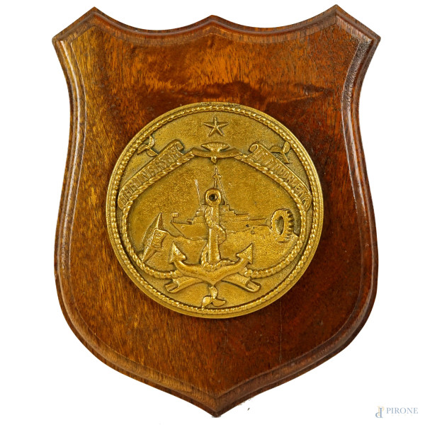 Crest marina arsenale "La Maddalena" in legno e metallo dorato, cm 31x23,5, XX secolo