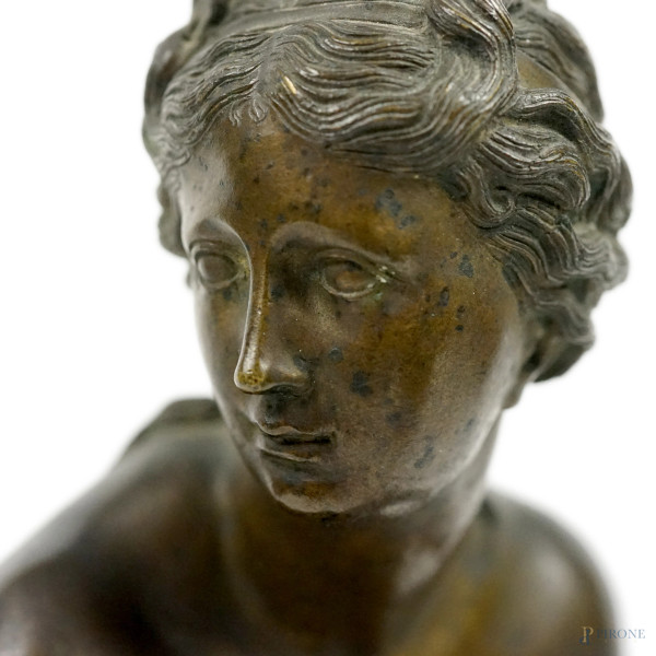 Venere, scultura in bronzo, poggiante su base in marmo giallo, XIX secolo, firmato, altezza cm 35