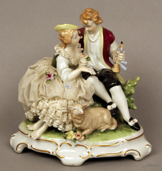 Scena amorosa, scultura in porcellana Capodimonte, H 16,5 cm, difetti.