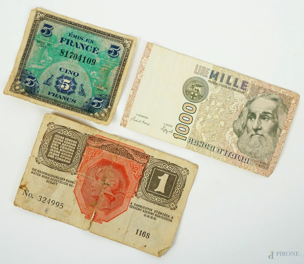 Lotto di tre banconote con valute diverse, misure max cm 11x7, (difetti)