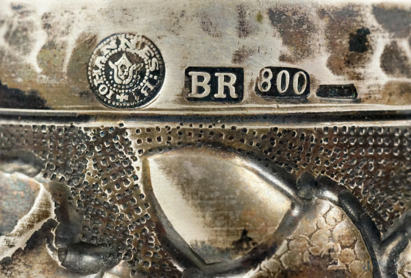 Coppetta in argento martellato e sbalzato a decoro di foglie di quercia e ghiande, argentiere Bra...