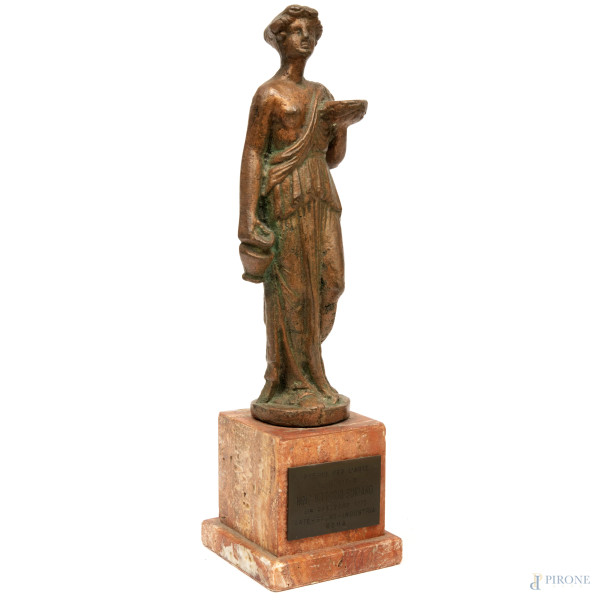 Scultura in bronzo raffigurante Ebe, piedistallo in marmo, XX secolo, altezza cm 23