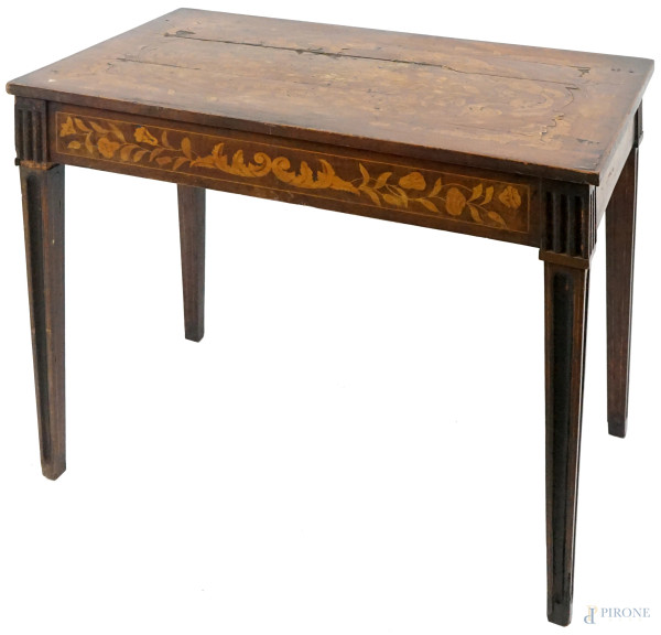Tavolino di linea rettangolare, XIX secolo,  in legno intarsiato in varie essenze a motivi floreali, poggiante su quattro gambe troncopiramidali rastremate, cm h 70x86x55, (difetti).