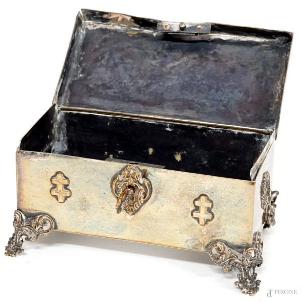 Cofanetto in argento con decori cesellati, poggiante su quattro piedini a ricciolo, peso gr. 270,...