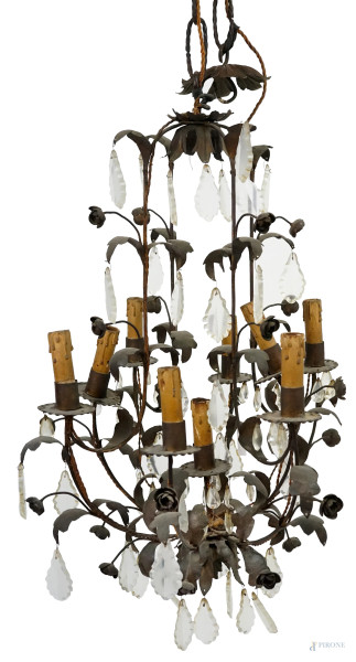 Lampadario in ferro battuto con pendenti in vetro, ornato a motivi fogliacei e rosette, XX secolo, cm h 77 circa, (difetti)