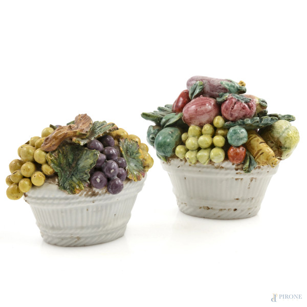 Coppia di sculture in porcellana policroma raffiguranti cesti di frutta, XX secolo, altezza massima cm 11,5, (segni di usura, sbeccature, difetti)