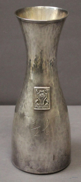 Versatoio da mezzo litro in argento con stemma del rione di Trastevere, gr. 308, h. 21 cm.