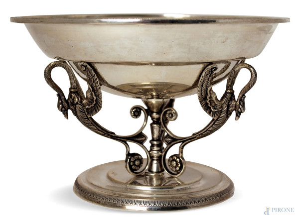 Alzata centrotavola in argento, retto da colonna e tre anse a forma di cigni con base, H 15,5 cm, gr. 1070.