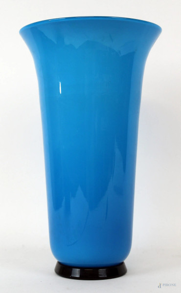 Vaso Venini Murano in vetro opalino azzurro, firma incisa sotto la base, cm h 27,5.
