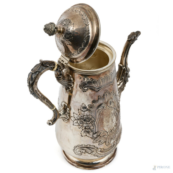 Caffettiera in argento inglese finemente cesellato e decorato, altezza cm 29, peso gr 1400