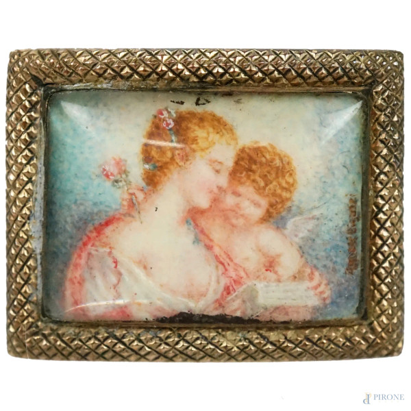 Spilla in oro basso con miniatura raffigurante figura femminile in lettura con putto, cm 2,5x2, recante data incisa al retro "19 March 1812"