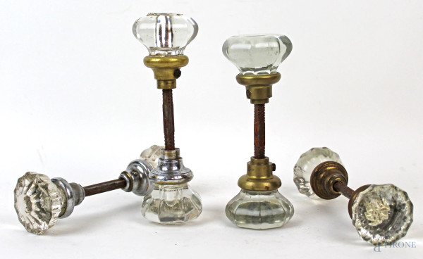 Lotto di quattro pomelli in vetro,  montature in metallo, lunghezza max 17,5, Stati Uniti, anni '30, (difetti).