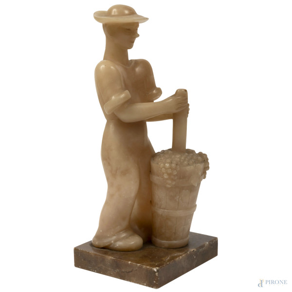 La pigiatura dell'uva, scultura in onice, XX secolo, altezza cm 25,5 (difetti)