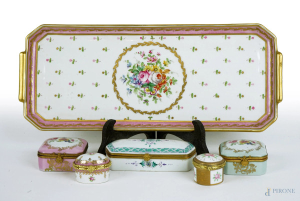 Lotto composto da un vassoio e cinque scatoline in porcellana policroma, decori floreali, misure max cm 36x15, manifatture diverse, XX secolo, (difetti).