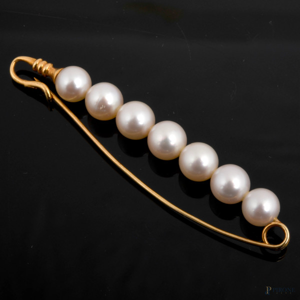Spilla in oro 18 kt con perle, lunghezza cm 7, peso gr 5,9